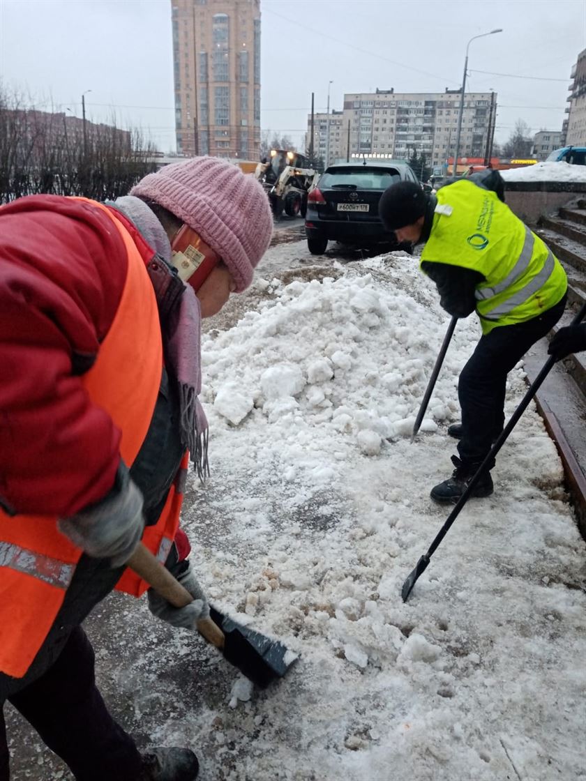 Очистка территории от снега и наледи по адресу ул. Бухарестская д. 23 к. 1