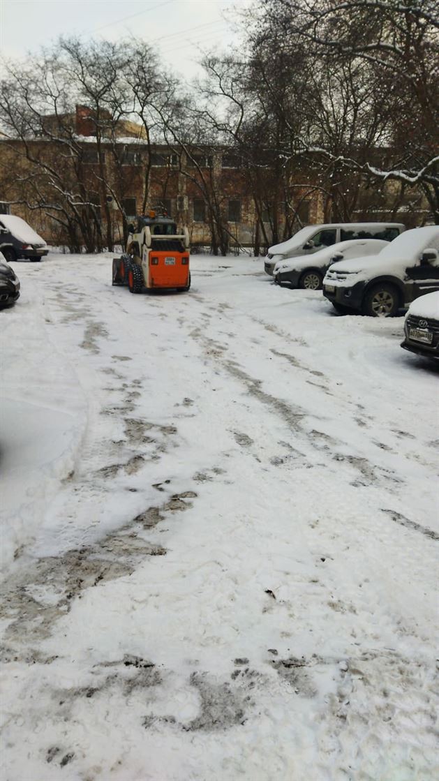 Уборка территории от снега и наледи по адресу ул. Будапештская д. 19 к. 2
