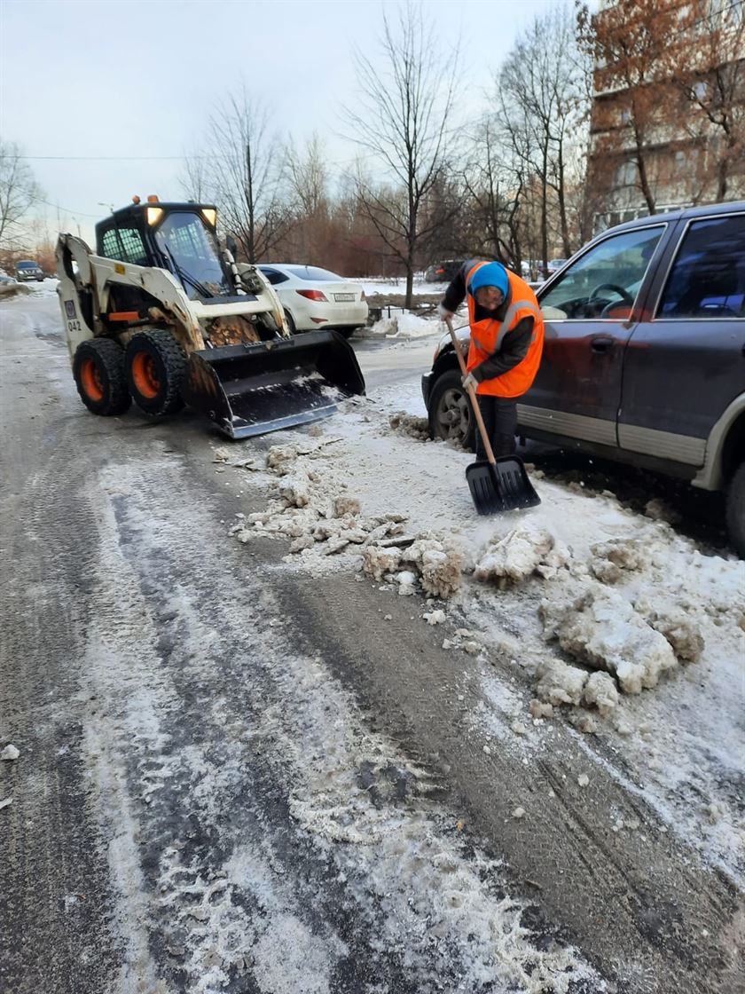 Уборка территории от снега и наледи по адресу ул. Белградская д. 6 к. 1