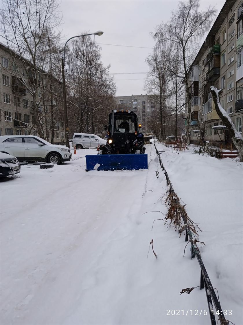 Уборка территории от снега и наледи по адресу ул. Белградская д. 28 к. 3