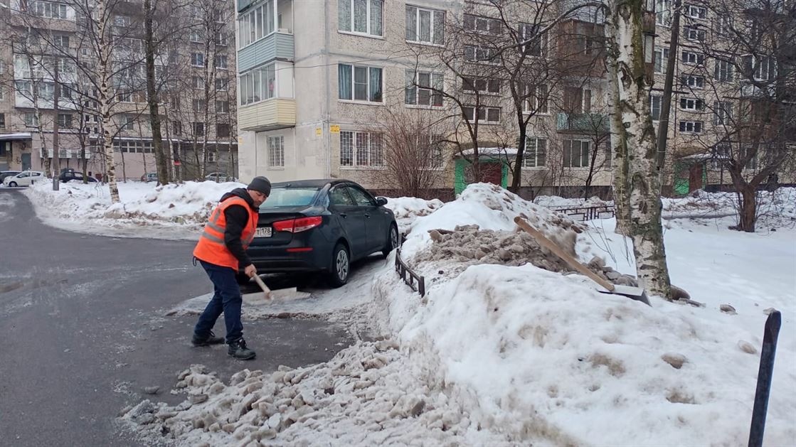 Уборка территории от снега и наледи по адресу пр. Славы д. 10 к. 5