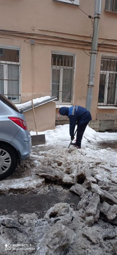 Уборка территории от снега и наледи по адресу ул. Воронежская д. 55, д. 57