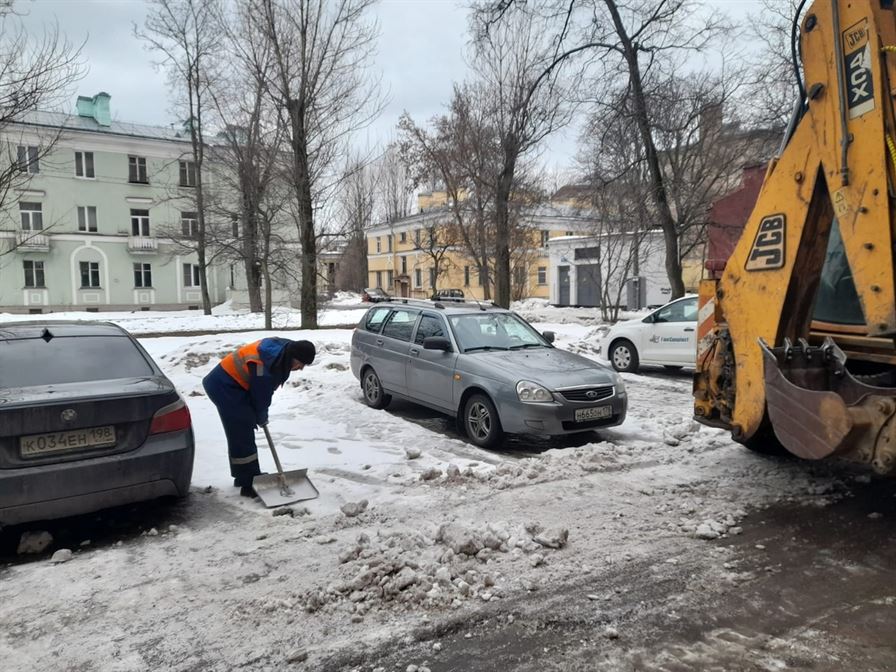Уборка территории от снега и наледи по адресу ул. Мгинская д. 7