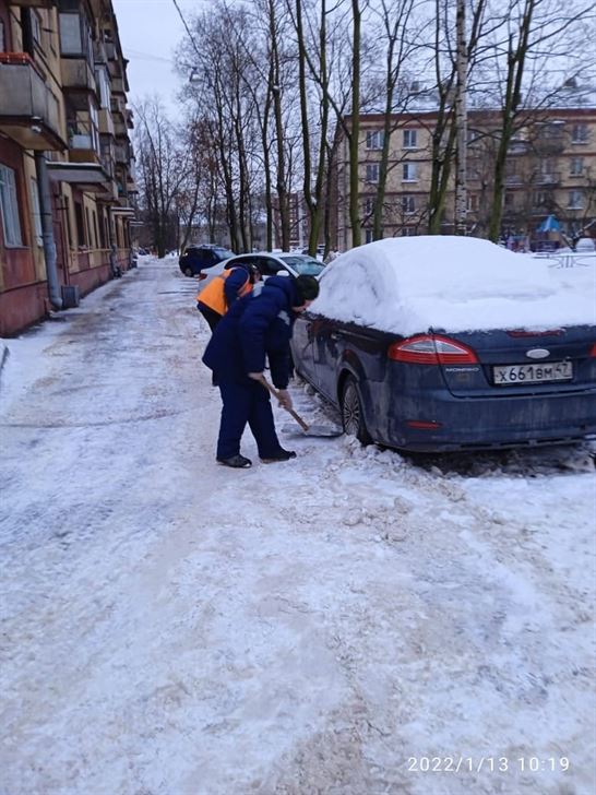 Очистка территории от снега и наледи по адресу ул. Стрельбищенская д. 7