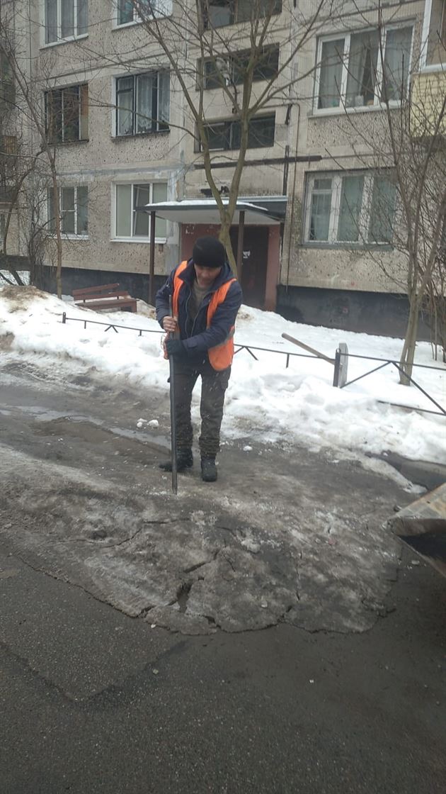 Уборка территории от снега и наледи по адресу ул. Белградская д. 26 к. 2