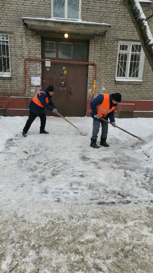 Очистка подходов к парадным от наледи и снега