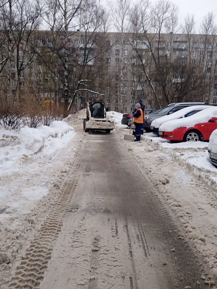 Уборка территории от снега и наледи по адресу ул. Будапештская д. 27