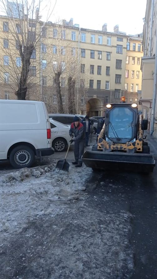 Уборка территории от снега и наледи по адресу ул. Боровая д. 59/61