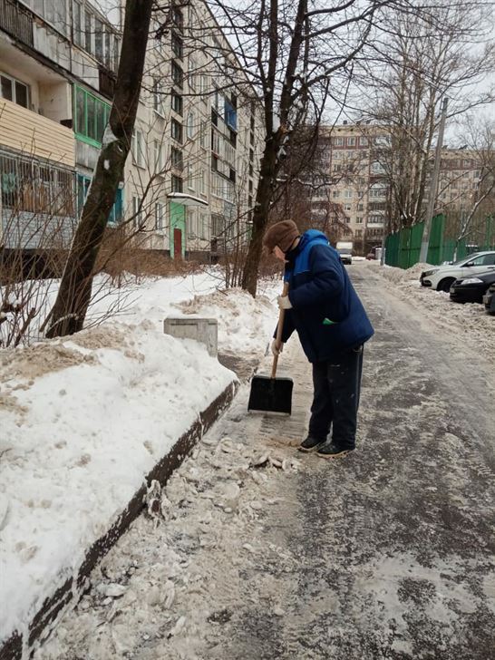 Уборка территории от снега и наледи по адресу ул. Будапештская д 8 к. 2