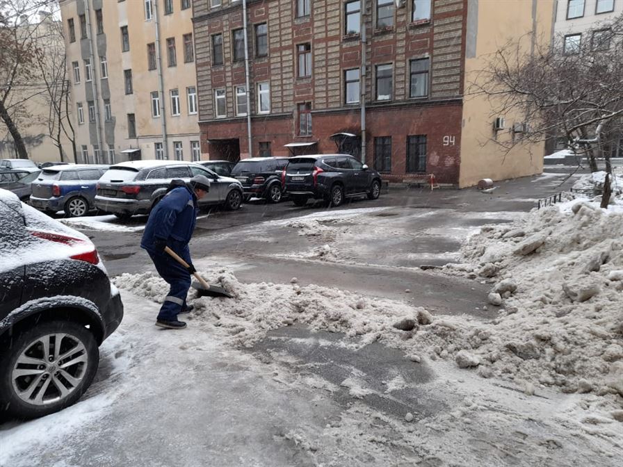 Уборка территории от снега и наледи по адресу ул. Боровая д. 94 