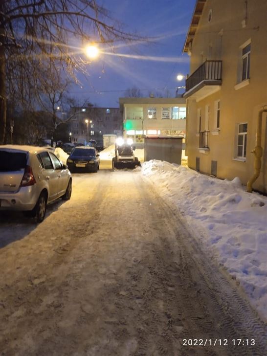Уборка территории от снега и наледи по адресу ул. Стрельбищенская д. 15 к. 2