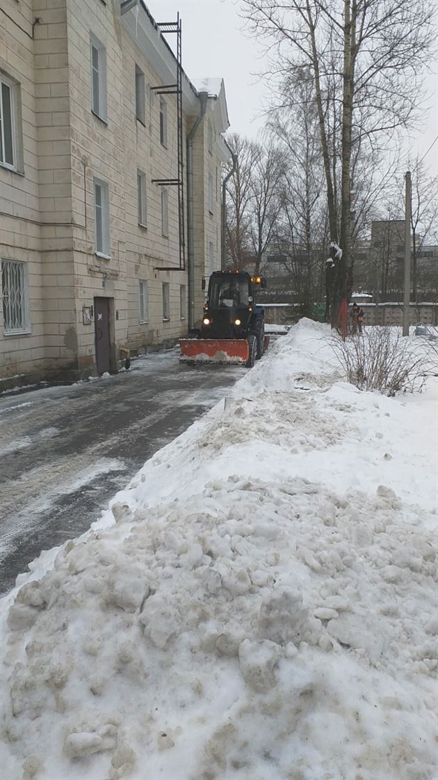 Уборка территории от снега и наледи по адресу ул. Витебская Сортировочная д. 20, д. 26