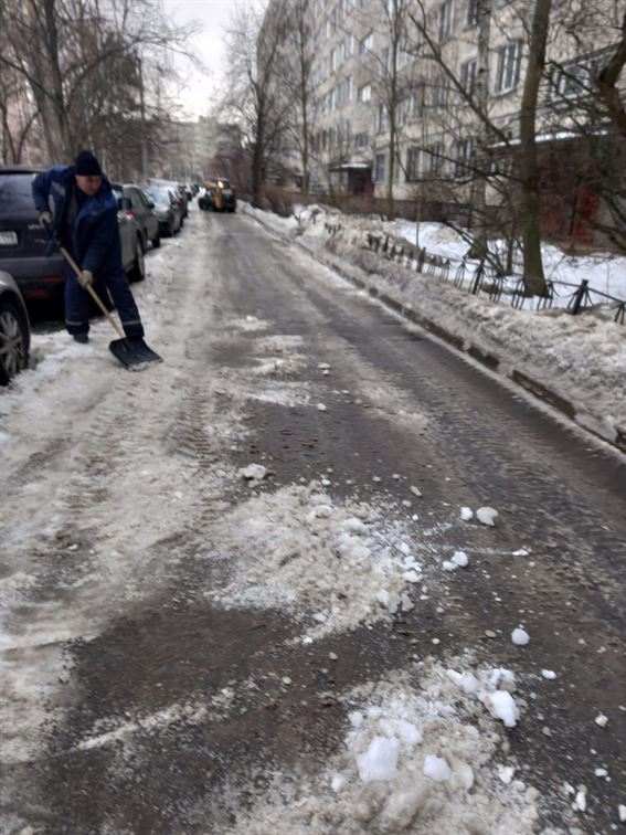 Уборка территории от снега и наледи по адресу ул. Димитрова д. 4 к. 1