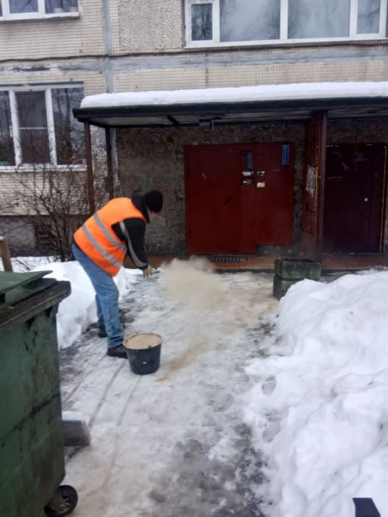 Очистка подходов к парадным от наледи и снега