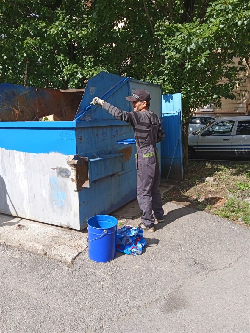 Окраска мусороприемного контейнера по адресу ул. Мгинская д. 1 