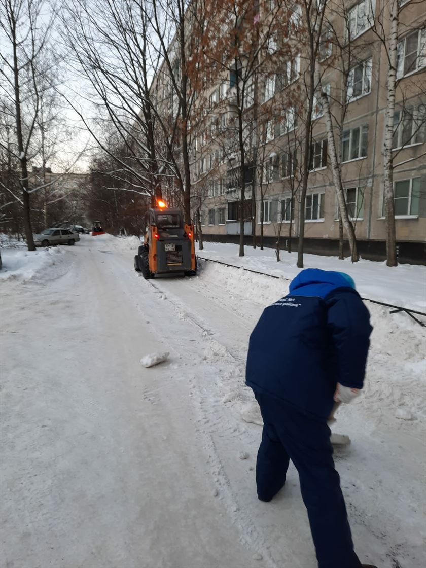 Уборка территории от снега и наледи по адресу ул. Белградская д. 6 к. 2
