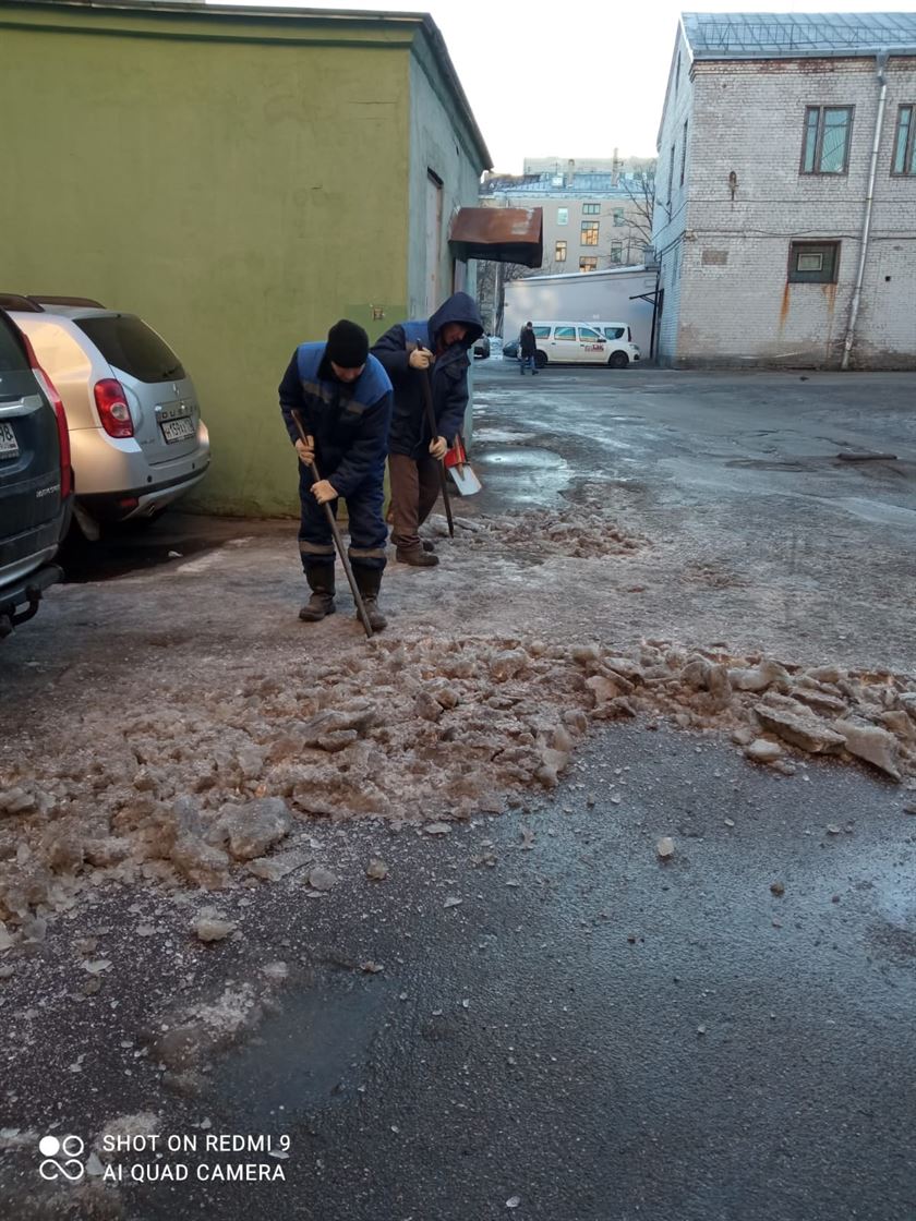 Очистка территории от снега и наледи по адресу ул. Боровая д. 46