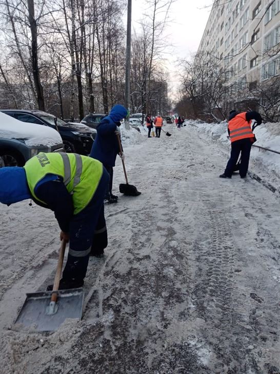 Уборка территории от снега и наледи по адресу ул. Будапештская д. 14 к. 2