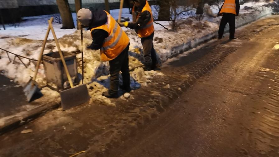 Уборка территории от снега и наледи по адресу ул. Белградская д. 12