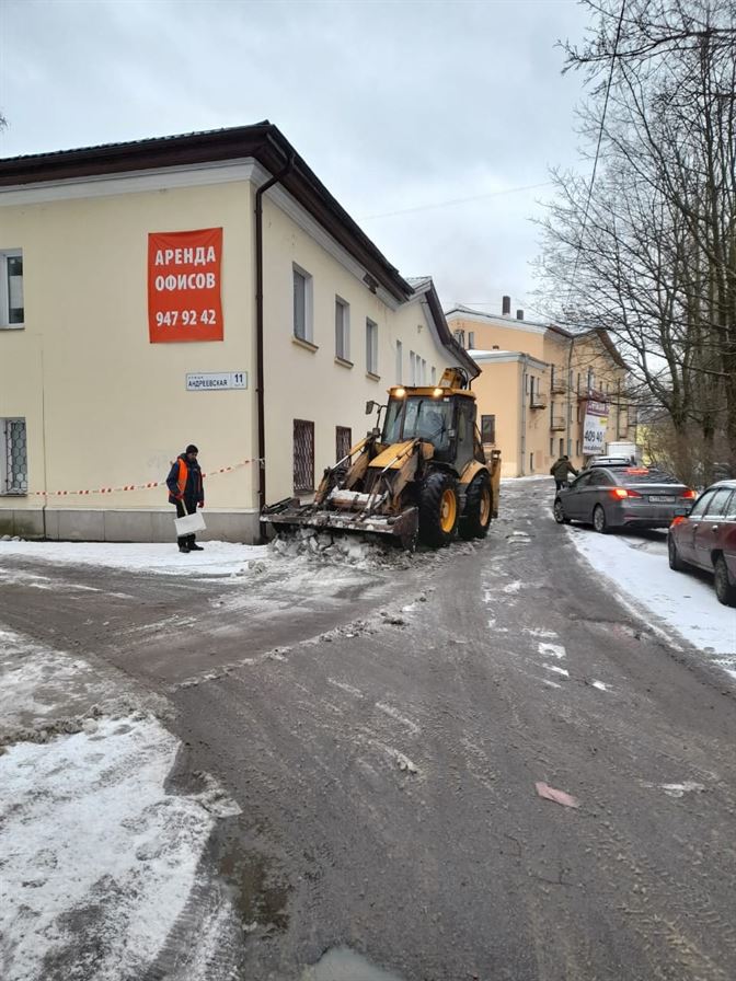 Уборка территории от снега и наледи по адресу ул. Дубровская д. 14, ул. Андреевская д. 11