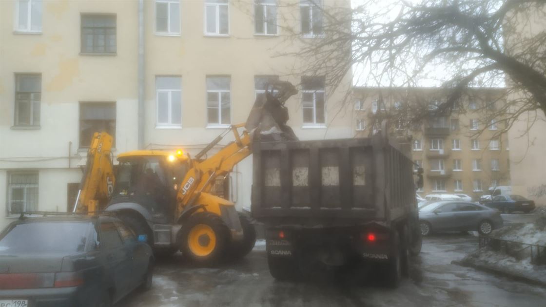Погрузка и вывоз снега по адресу ул. Тамбовская д. 39