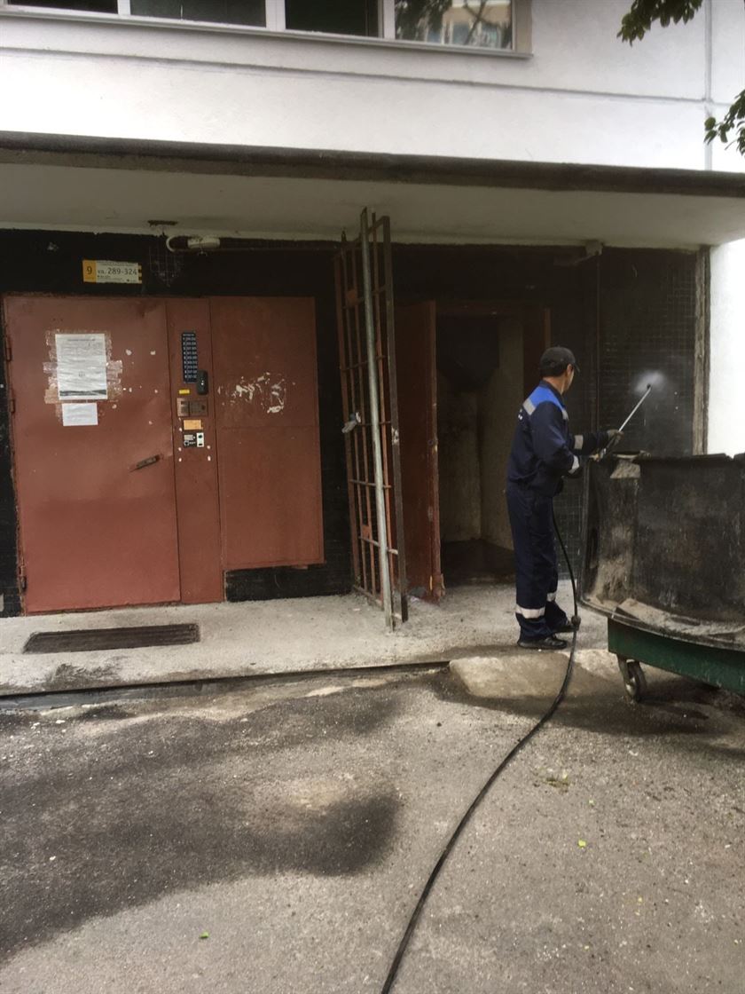 Мытье фасада и мусороприемных камер по адресу ул. Белградская д. 6 к. 1