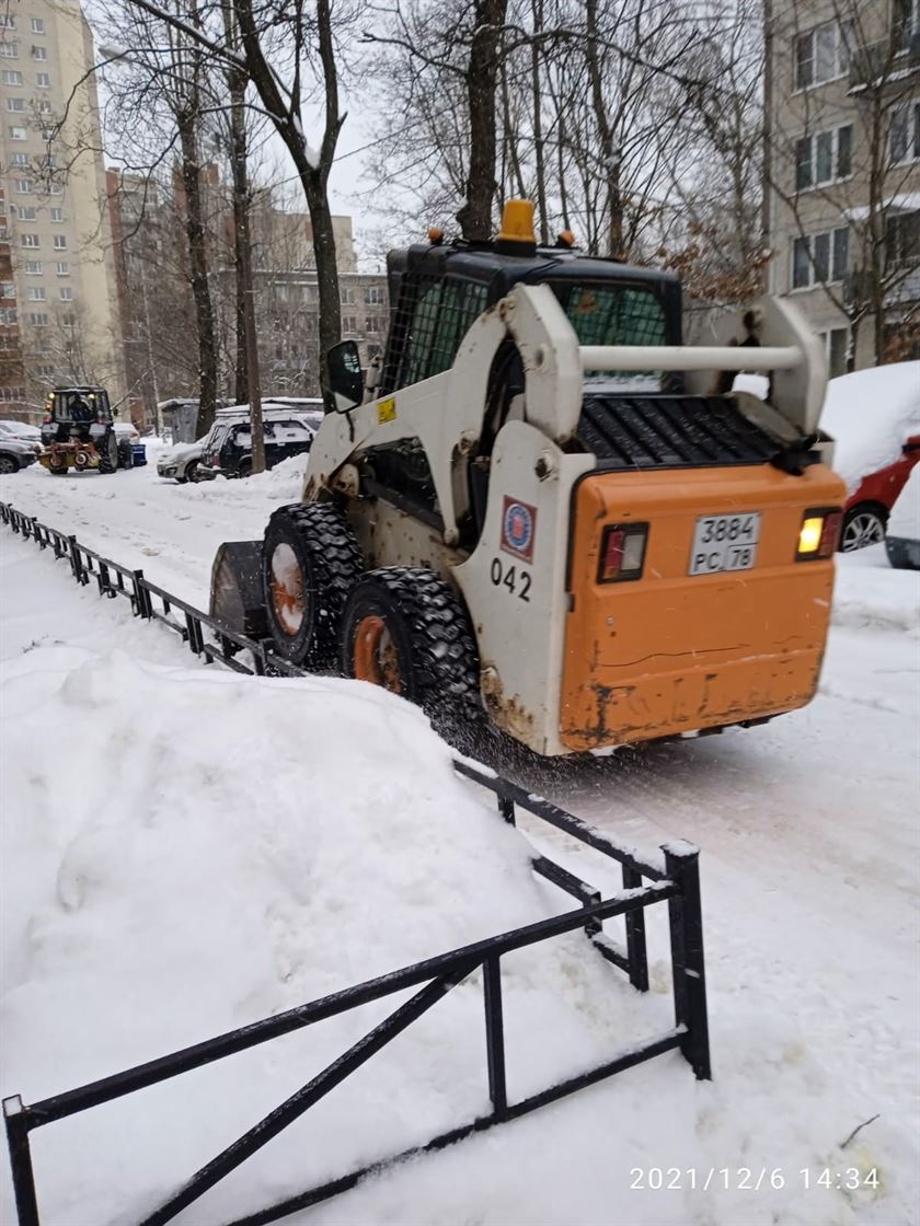 Уборка территории от снега и наледи по адресу ул. Белградская д. 28 к. 3