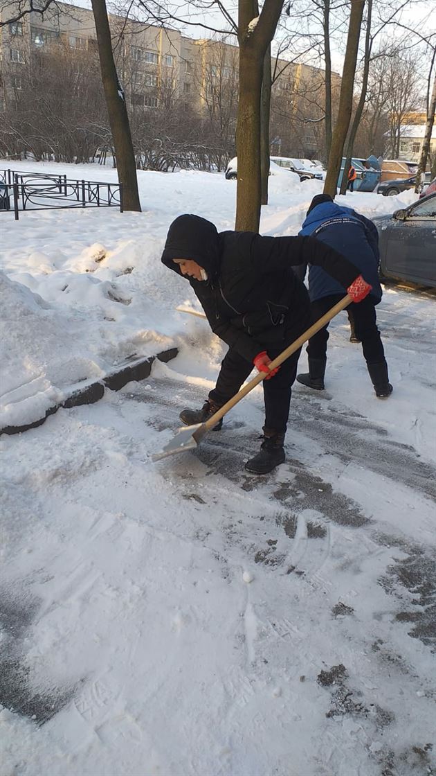 Ручная уборка территории от снега и наледи по адресу ул. Стрельбищенская д. 5