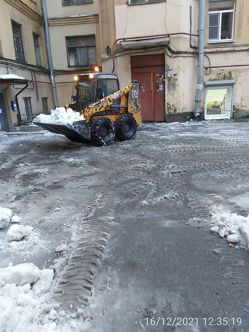 Уборка территории от снега и наледи по адресу ул. Тамбовская д. 13
