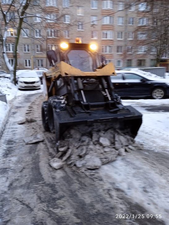 Уборка территории от снега и наледи по адресу ул. Бухарестская д. 21