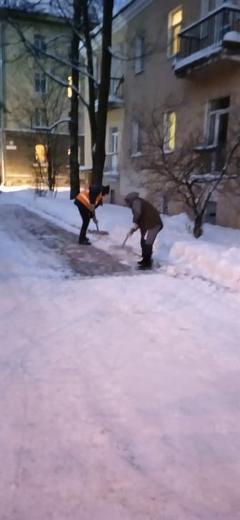 Очистка территории от снега и наледи по адресу ул. Дубровская д. 3 