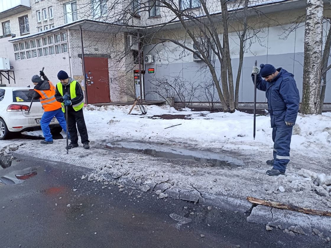 Уборка территории от снега и наледи по адресу пр. Славы д. 12 к. 1