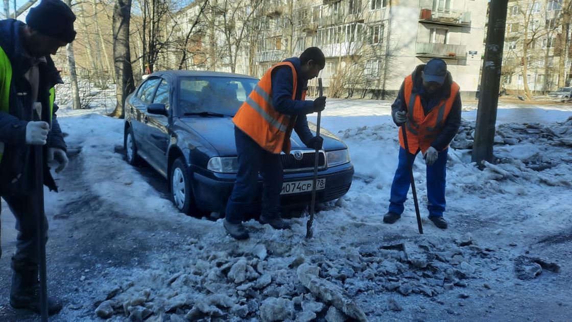 Уборка территории от снега и наледи по адресу ул. Белградская д. 28 к. 6