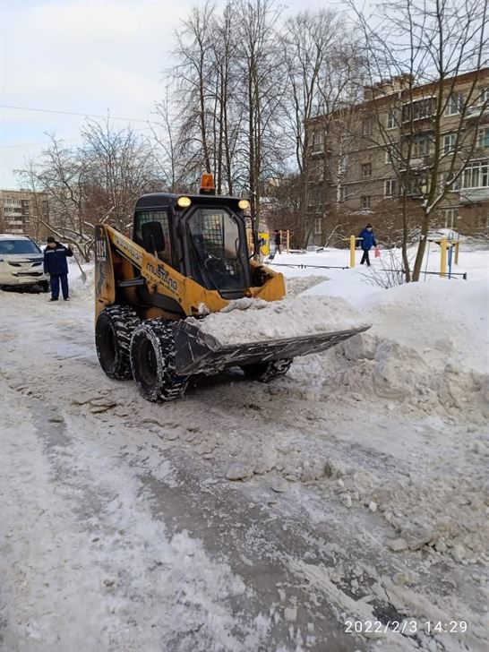 Уборка территории от снега и наледи по адресу пр. Волковский д. 140