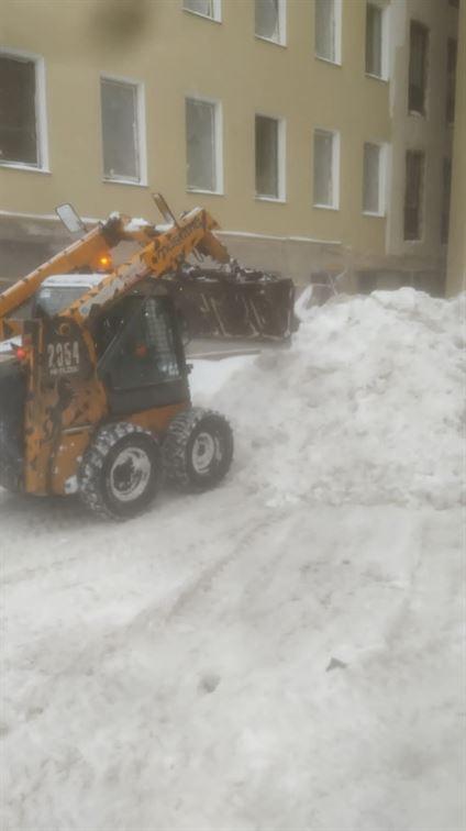 Уборка территории от снега и наледи по адресу ул. Тамбовская д. 47