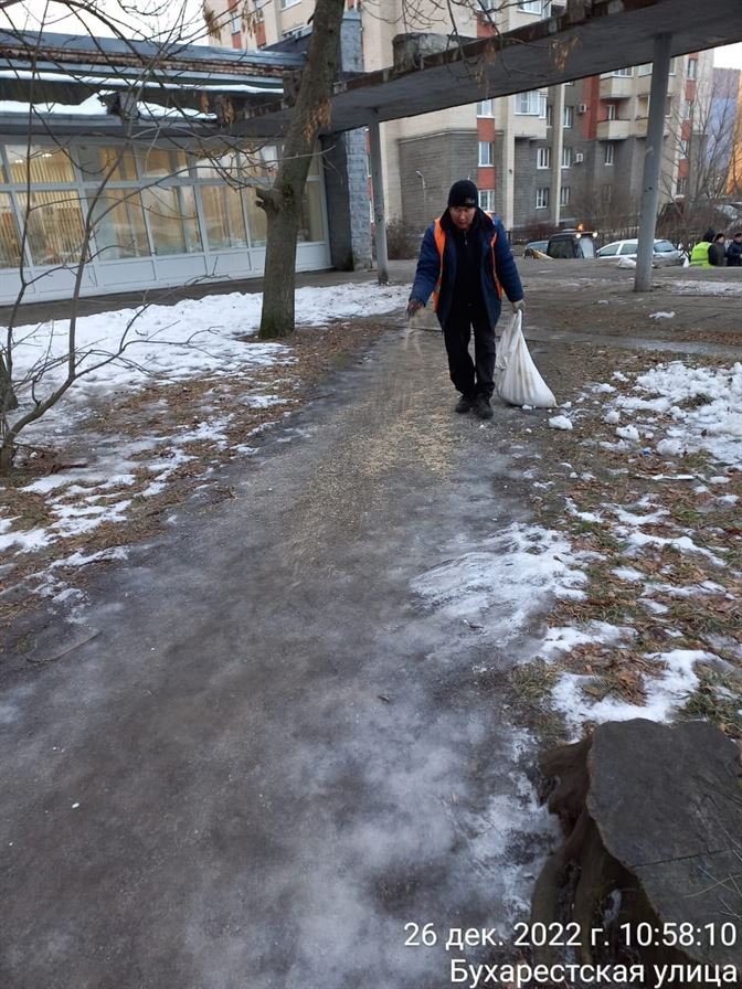 Уборка территории от снега и наледи по адресу ул. Бухарестская д. 23 к. 1
