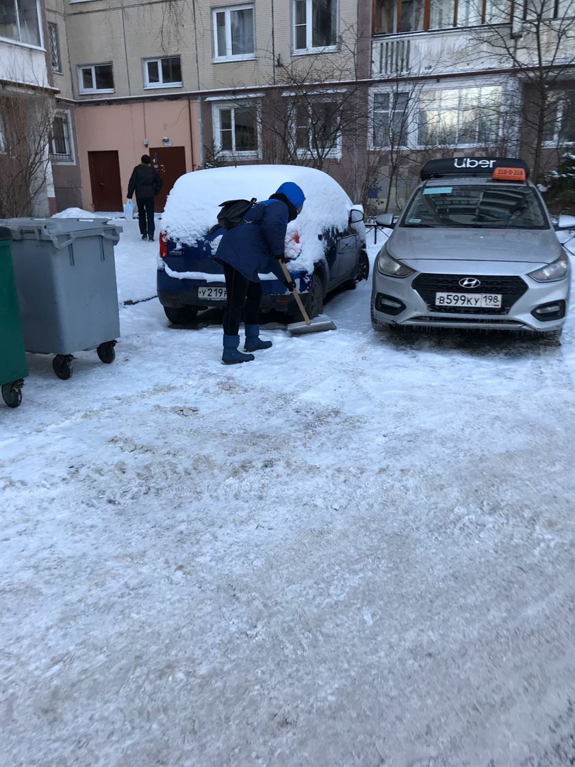 Уборка территории от снега и наледи по адресу ул. Будапештская д. 61