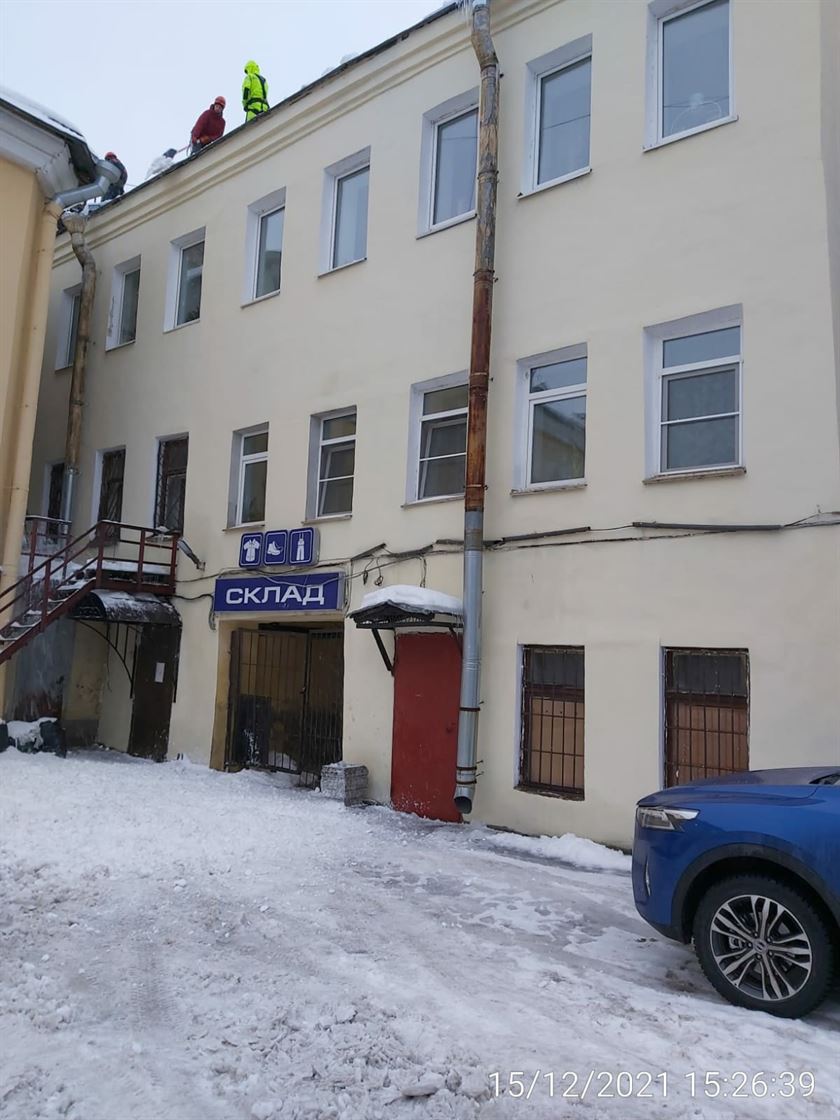 Очистка кровли от снега и наледи по адресу ул. Тамбовская д. 25