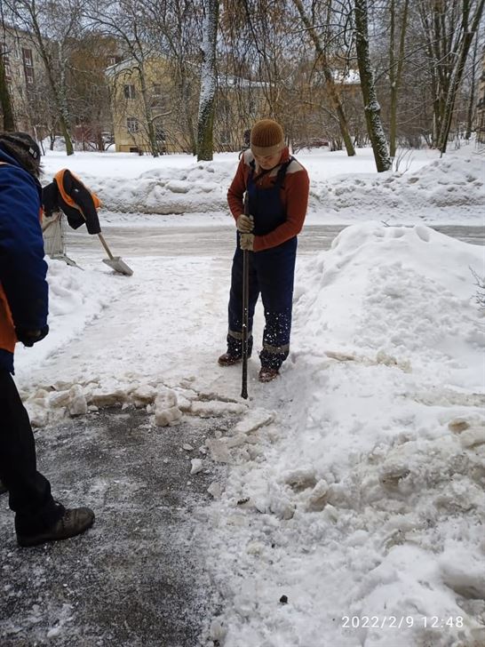 Уборка территории от снега и наледи по адресу ул. Стрельбищенская д. 7